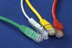 Verschiedenfarbige Netzwerkkabel mit Stecker