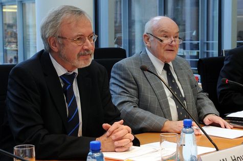 Dr. Werner Hoyer und der Vorsitzende während der Sitzung am 28.11.12