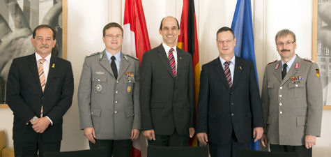 Rainer Erdel, MdB, André Wüstner, Deutscher Bundeswehrverband, Steven Blaney, Minister für Veteranenangelegenheiten, Kanada, Wehrbeauftragter Hellmut Königshaus, Robert Sieger, POL II2, Bundesministerium der Verteidigung