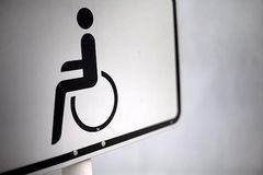 Hinweisschild für einen Behinderten-Parkplatz