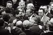 Bundeskanzler Willy Brandt (Mitte) erhält Glückwünsche von Bundestagsabgeordneten zum überstandenen Misstrauensvotum.  