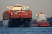 Schiff einer Reederei fährt in Hamburg die Elbe hoch.