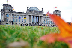 Reichstagsgebäude im Herbst mit Laub