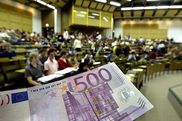 500-Euro-Note vor Hörsaal