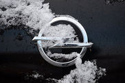 Opel-Logo mit Schnee