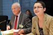 10. Dezember 2012: Vorsitzende Daniela Kolbe (SPD, rechts) mit Prof. em. Friedhelm Hengsbach von der Theologischen Hoschule Sankt Georgen vor der Anhörung 'Nachhaltiger Konsum'