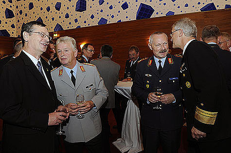 Hellmut Königshaus (links) im Gespräch mit dem Generalinspekteur der Bundeswehr Volker Wieker (2. v. l.), Generalleutnant Finster und Konteradmiral Nielson.