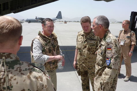 Zum vierten Mal in seiner Amtszeit war der Wehrbeauftragte des Bundestages, Hellmut Königshaus, im Mai zu Besuch in Afghanistan. Mit der Transall ging es als erstes nach Kabul.