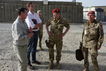 In Kabul besuchte Hellmut Königshaus auch die Deutschen Soldatinnen und Soldaten im Camp Warehouse. Bei einem Rundgang verschaffte er sich einen Überblick über das Lager.