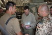 Der Wehrbeauftragte informiert sich in der Instandsetzung in Masar i Scharif über die Arbeit der Soldaten