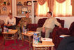 Gespräche mit den Kommandeuren sind fester Bestandteil bei Besuchen des Wehrbeauftragten: In Kundus informierten der Kommandeur und der stellvertretende zivile Leiter des PRT den Wehrbeauftragten.