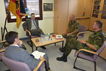 Wehrbeauftragte bespricht mit dem Kommandeur Lindstedt und Brigadegeneral Hagemann den geplanten Ablauf des Truppenbesuchs beim Jägerbataillon 291.
