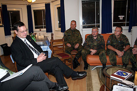 Hellmut Königshaus im Gespräch mit Soldaten im LOT-Haus Ilidza bei Sarajewo.