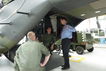 Der Kommodore erläutert dem Wehrbeauftragten technische Details im Flugzeuginnenraum