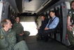 Wehrbeauftragter Königshaus 'testet' die Sitze im Flugzeug, in denen die Soldaten in voller Ausrüstung sitzen.