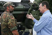 Der Wehrbeauftragte informiert sich über Fahrzeuge und Ausrüstung der Kampfmittelbeseitiger in Stetten.