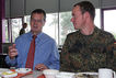 Gespräche sind zentrale Bestandteile bei Truppenbesuchen - auch beim Essen.