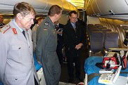 Briefing an Bord: Im MedEvac-Airbus der Flugbereitschaft informierte sich Hellmut Königshaus über die Möglichkeiten in der 'fliegenden Klinik' der Bundeswehr.