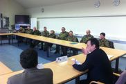 Wehrbeauftragter Königshaus im Gespräch mit einsatzerfahrenen Soldatinnen und Soldaten