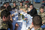 'Wie ist die Stimmung bei der Truppe?' Hellmut Königshaus im Gespräch mit Soldatinnen und Soldaten an Deck des Schnellbootes S80 'Hyäne' im Hafen von Limassol auf Zypern.