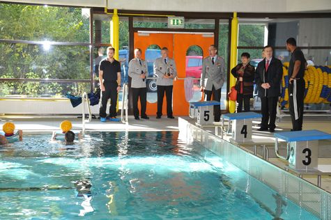 Der Wehrbeauftragte besichtigte die Sportanlagen der Sportschule und besuchte die Aquafitness-Ausbildung sowie das Koordinationstraining im Lehrgang 'Sporttherapie nach Einsatzschädigung'.