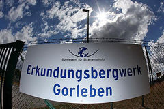 Schild des Endlager-Erkundungsbergwerks in Gorleben 