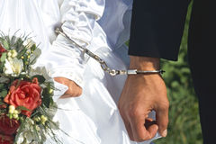 Brautpaar mit Handschellen aneinander gefesselt