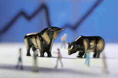 Bulle und Bär im Zentrum von Börse und Aktienkurs