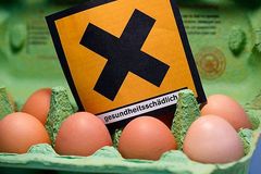 Eierpackung und Giftwarnzeichen