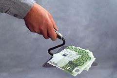 Zehn 100 Euro Scheine liegen auf einer Maurerkelle