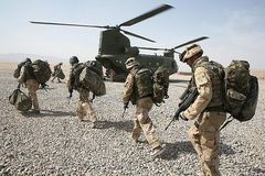 Soldaten laufen auf Hubschrauber zu