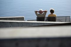 Seniorenpaar auf einer Parkbank