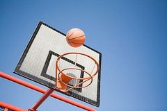 Baskettballkorb und Basketball