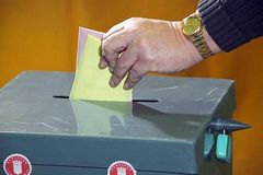 Wähler wirft Wahlunterlagen in Urne