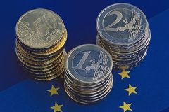 Euromünzen und EU-Fahne