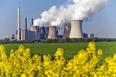 Atomkraftwerk und Rapsfeld