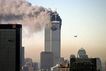Gekidnapptes Flugzeug (r) rast am 11.9.2001 in einen der Zwillingstürme des World Trade Center in New York