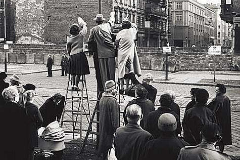 20.10.1961: West-Berliner winken in der Bernauer Straße ihren Familienangehörigen hinter der Mauer in Berlin-Ost zu. (Mauerbau) 