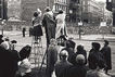 20.10.1961: West-Berliner winken in der Bernauer Straße ihren Familienangehörigen hinter der Mauer in Berlin-Ost zu. (Mauerbau) 