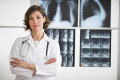 Ärztin vor Röntgenbilder