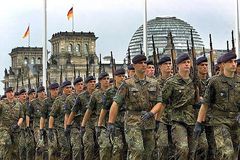 Soldaten vor Reichstagsgebäude