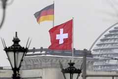 Schweizer Flagge und deutsche Flagge