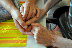 Eine Altenpflegerin hält die Hände einer alten Frau. Doch viele Menschen möchten ihre Angehörigen selbst versorgen.