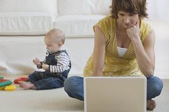 Mutter mit Kind und Computer