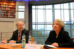 Bundestagsvizepräsident Wolfgang Thierse stellte das Buch von Antje Vollmer vor.