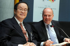 Links der Vorsitzende der koreanischen Seite, Kim Hakjoon, rechts der Vorsitzende der deutschen Seite, Staatssekr. Hartmut Koschyk, CDU/CSU.