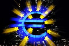 Eurozeichen und EU-Flagge
