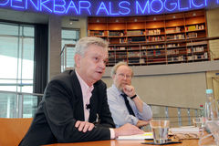 Bundestagsvizepräsident Wolfgang Thierse stellte das Buch "Die Mechanismen der Skandalisierung" von Mathias Kepplinger vor.