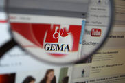 Logo der GEMA unter einer Lupe - Video ansehen... - Öffnet neues Fenster