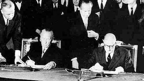 Bundeskanzler Konrad Adenauer (l.) und Charles de Gaulle, Präsident Frankreichs, unterzeichnen den 'Elysée-Vertrag' 